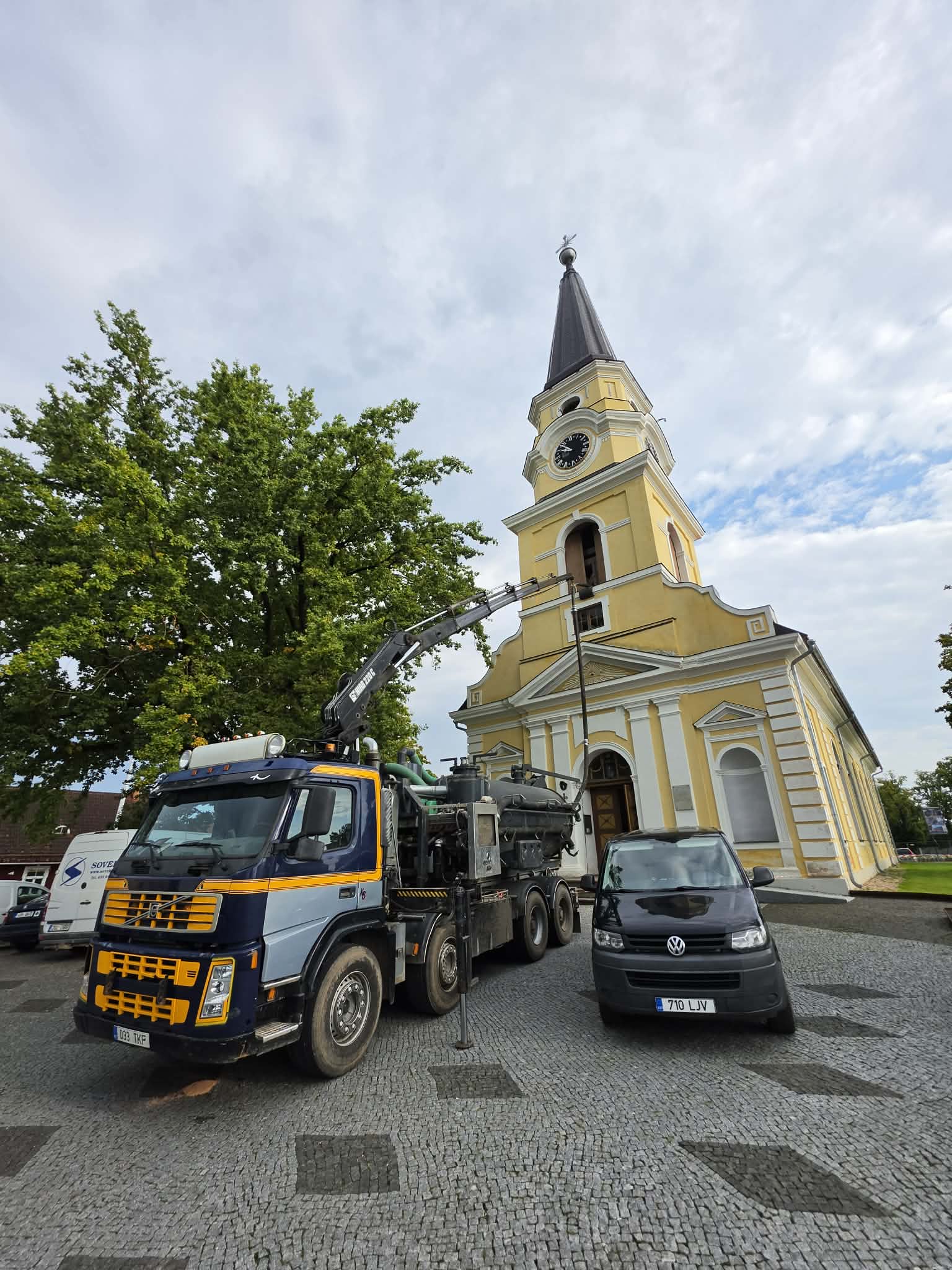 Ühe suurema tööna puhastati kirikutorni, kuhu oli aastate jooksul kogunenud märkimisväärne hulk prahti ja tuvide väljaheiteid. Foto: AIGAR NAGEL